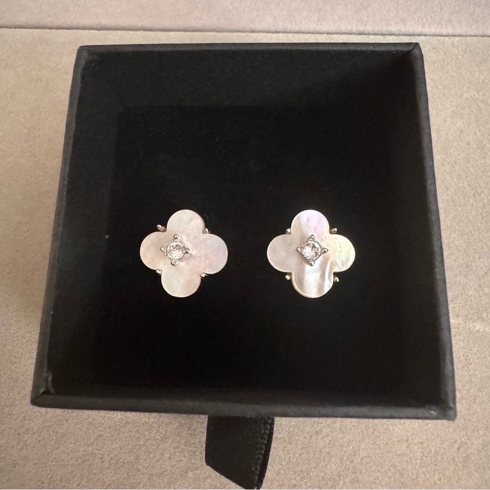 Anteprima Shell Fiori Flower Stud Earrings - Japanese and Italian Luxury Brand